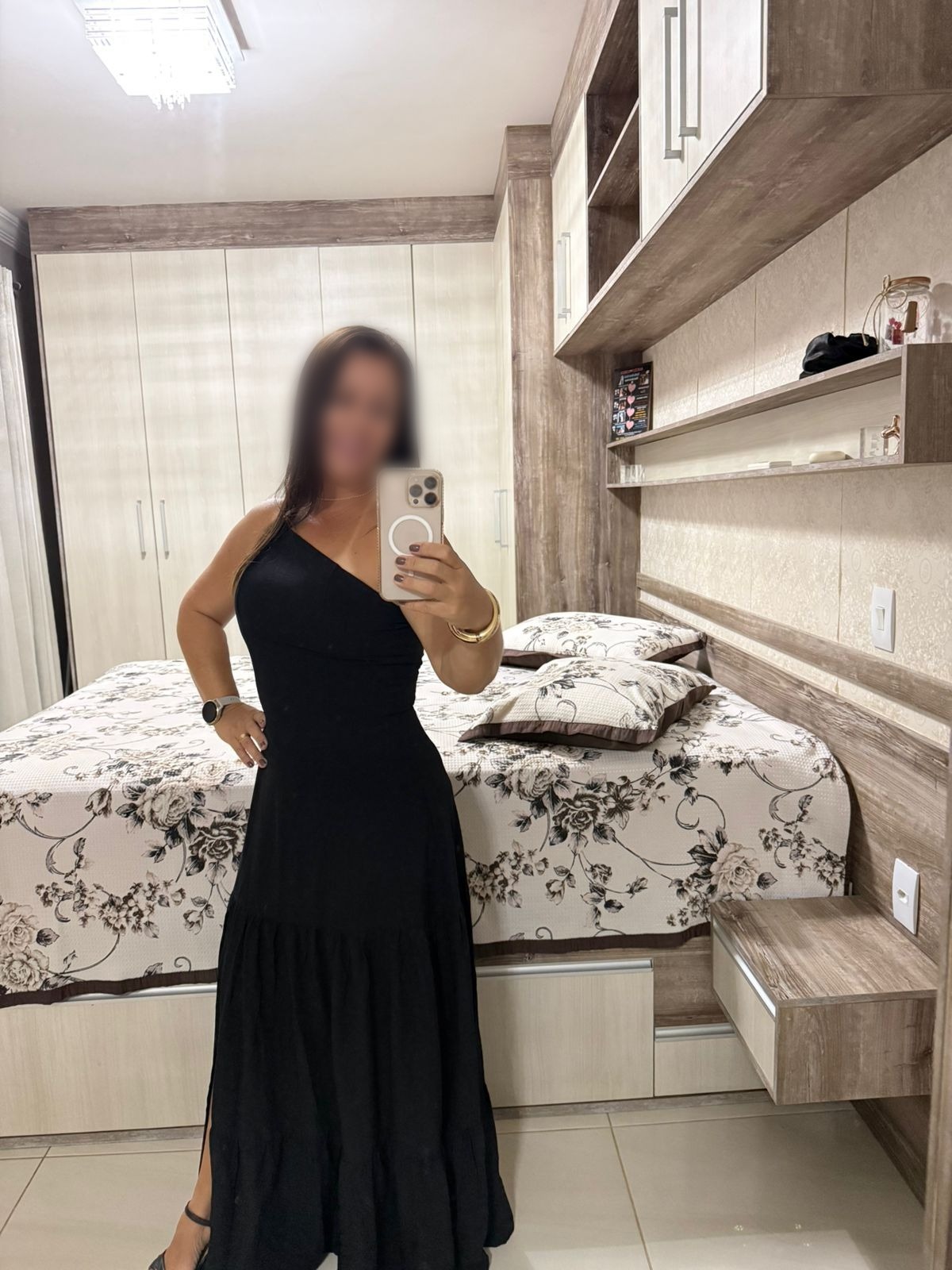 Cliente usando Vestido Vivian Preto